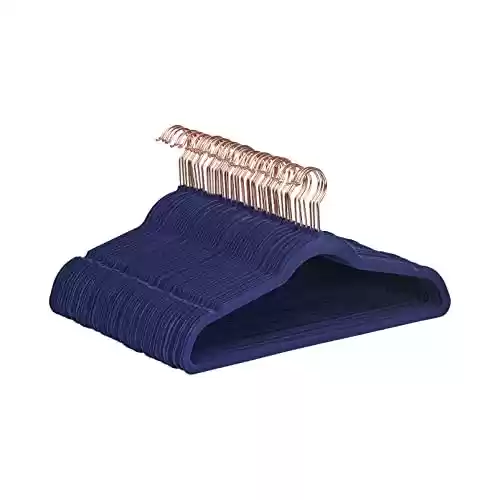 Set de 50 perchas para ropa, antideslizantes, delgadas, con acabado de terciopelo, Amazon Basics