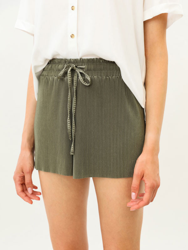 Short plisado
